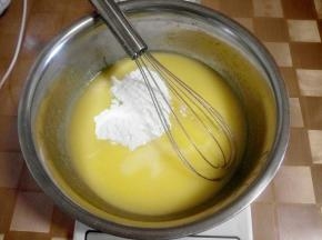 加入糖粉，炼乳，牛奶搅拌均匀