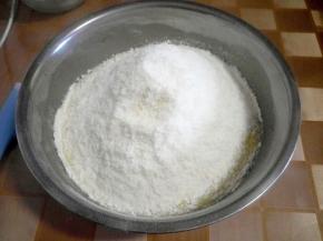 加入椰蓉搅拌均匀