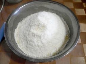 加入椰蓉搅拌均匀