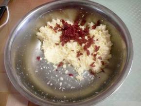 因为我的烤箱属于迷你型，剩余的料根据个人口味加入适量的切碎的蔓越莓干，口感会更好。