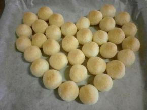 出炉的蛋白椰蓉球，好香呀，来不及放凉，先吃一个，外酥里嫩，好好吃