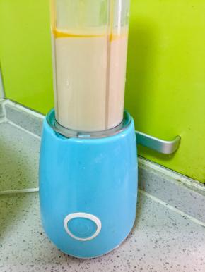 把香蕉、蛋黄和牛奶放搅拌机里打匀，也可以把香蕉捣成泥，用手动打蛋器把三种食材打匀，我是为了节约时间…