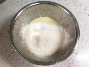 把搅拌好的香蕉糊倒进盆里，筛进低筋面粉