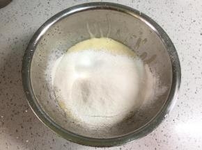 把搅拌好的香蕉糊倒进盆里，筛进低筋面粉