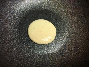 不粘锅加热，用大汤勺起面糊，从高处（约30厘米处）滴落，面糊会自然形成圆形的饼状，每勺面糊的量要一样多，让每张饼保持一样的大小。