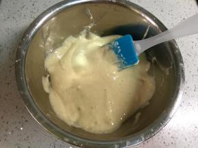 把香蕉糊和面粉搅拌成顺滑的面糊