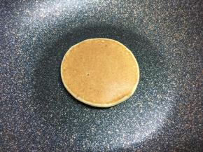 全程小火慢煎，待饼面有大气泡出现时，翻面，两面煎至凝固即可。