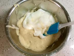 把蛋清加入香蕉面糊中，上下翻拌，不要划圈搅拌，避免消泡。可以分两次把蛋清加入，翻拌成蓬松的面糊。