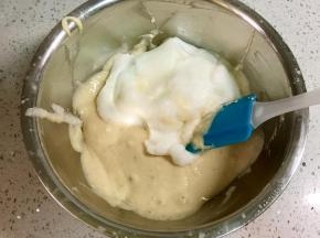 把蛋清加入香蕉面糊中，上下翻拌，不要划圈搅拌，避免消泡。可以分两次把蛋清加入，翻拌成蓬松的面糊。