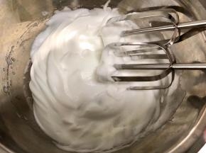 蛋清用电动打蛋器打至湿性发泡