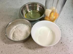 准备好食材，香蕉切成断，鸡蛋的蛋白和蛋清分离