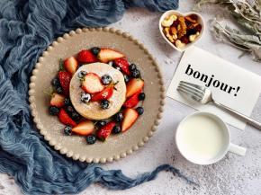 搭配坚果、水果和牛奶，健康早餐开启啦！减肥的话要喝脱脂牛奶哦~