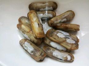 买回来的蛏子，先清洗几遍，用牙刷把表面脏东西刷一下，