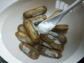 清洗好的蛏子，放一个大一点的容器，加盐一勺（模拟它的生长环境，便于吐出更多的泥沙）