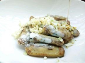 处理好的蛏子，加生姜，蒜，料酒，盐腌制15分钟入味