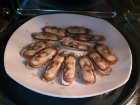 这是烤了8分钟的状态，戴隔热手套，从微波炉取出来，剥一层壳，倒出多余水分，撒一点椒盐，继续烤2分钟就可以