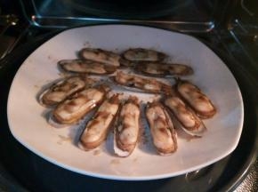 这是烤了8分钟的状态，戴隔热手套，从微波炉取出来，剥一层壳，倒出多余水分，撒一点椒盐，继续烤2分钟就可以