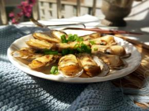 香喷喷的烤蛏子出炉了，照片还没有拍好，我家那位啤酒已经给我倒上了。来吧，干杯！