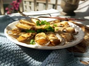 香喷喷的烤蛏子出炉了，照片还没有拍好，我家那位啤酒已经给我倒上了。来吧，干杯！