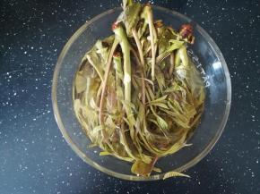 变色后，捞出。放入冷水中浸泡