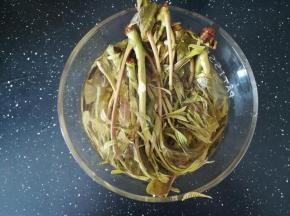 变色后，捞出。放入冷水中浸泡