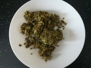 捞出，攥干水分。切成碎。