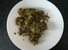 捞出，攥干水分。切成碎。