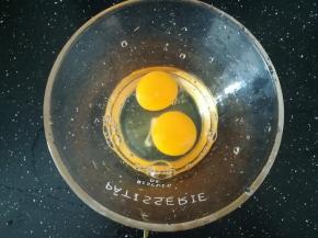 鸡蛋两个，打入碗中。