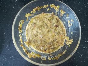 加入香椿碎，一起搅拌均匀。