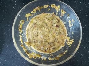 加入香椿碎，一起搅拌均匀。