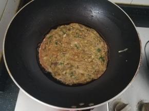 热锅热油，放入香椿鸡蛋液，煎成蛋饼。