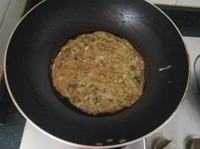 热锅热油，放入香椿鸡蛋液，煎成蛋饼。