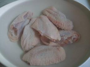 .先把买来的鸡翅冲洗几遍，再把鸡翅放一个大盘子里，加上足够的清水，泡上一小时，期间可以换一下水，为了泡出血水，做出的鸡翅味道更香，