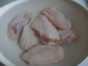 .先把买来的鸡翅冲洗几遍，再把鸡翅放一个大盘子里，加上足够的清水，泡上一小时，期间可以换一下水，为了泡出血水，做出的鸡翅味道更香，