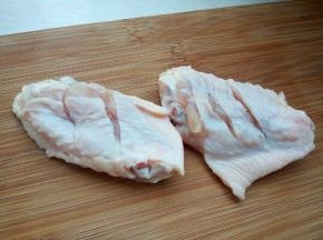 泡好的鸡翅，捞出，控一下水份，鸡翅的正反两面都各划两下