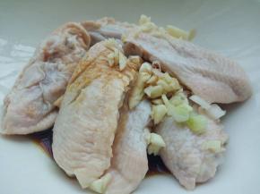 改好花刀的鸡翅，加生抽一勺，料酒一勺，十三香一勺，细盐半勺，生姜末，葱白末，蒜泥少许（喜欢吃辣的朋友也可以加一勺辣椒粉）腌制30分钟，让鸡翅充分入味