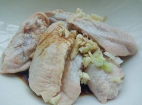 改好花刀的鸡翅，加生抽一勺，料酒一勺，十三香一勺，细盐半勺，生姜末，葱白末，蒜泥少许（喜欢吃辣的朋友也可以加一勺辣椒粉）腌制30分钟，让鸡翅充分入味