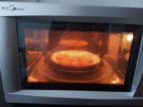 把腌制好的鸡翅方入烤盘，按烤鸡翅键，烤15分钟就可以