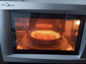 把腌制好的鸡翅方入烤盘，按烤鸡翅键，烤15分钟就可以