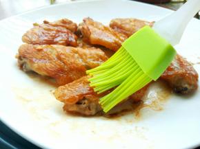 鸡翅烤到8分钟时，鸡翅表皮微微皱，戴隔热手套把盘子拿出来，刷一层色拉油，继续烤7分钟就可以