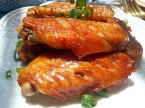 美味的烤鸡翅就做好了，因为腌制时间长，够入味，吃起来就是带劲！我家小子一出炉就嚷嚷先尝一个，边吃边竖大拇指，还说下次一定要多烤一点，吃个过瘾！