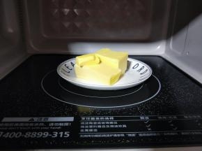 黄油，微波炉叮30秒至融化。