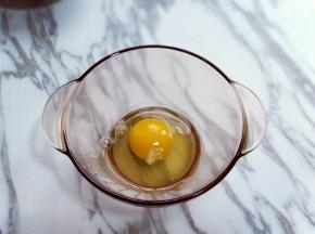 鸡蛋敲碗里，打散。