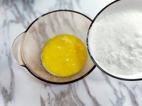 加入细砂糖，继续手动打蛋器打至均匀。