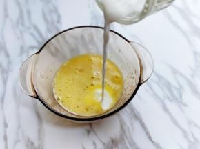 加入牛奶，抽打均匀，使牛奶和鸡蛋融为一体。