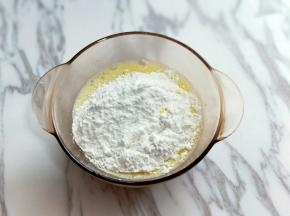 筛入低筋面粉，泡打粉，用手动打蛋器打至均匀。