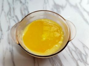 加入融化的黄油。