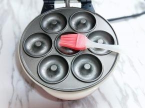 刷上少许食用油。