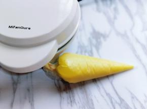 将做好的甜甜面糊装入裱花袋中。