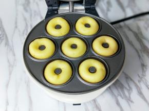 约4分钟样子，打开盖子看已经好了呦～将甜甜圈从机器模具中取出，晾晾。